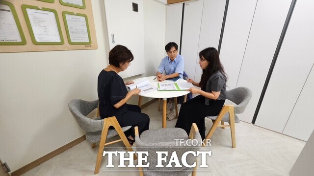 충남교육청 관계자가 도내 어린이집을 찾아 맞춤형 컨설팅을 진행하고 있다. /충남교육청