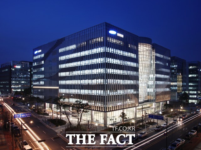 영국 조선 해운 시황 전문기관 클락슨리서치가 집계한 2025년 8월 전 세계 선박 수주량은 244만CGT(82척)이다. 전월 대비 18% 감소했고, 전년 동기 대비 65%가 줄었다. 삼성중공업 판교R&D센터 전경. /삼성중공업