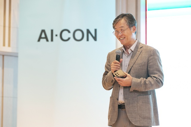 최우형 케이뱅크 은행장이 4일 케이뱅크 본사에서 열린 AI CON에서 환영사를 하고 있다. /케이뱅크