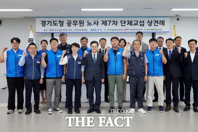 3일 김동연 경기도지사와 도청 3개 공무원 노동조합 간부들이 단체교섭 상견례를 한 뒤 기념촬영을 하고 있다./경기도