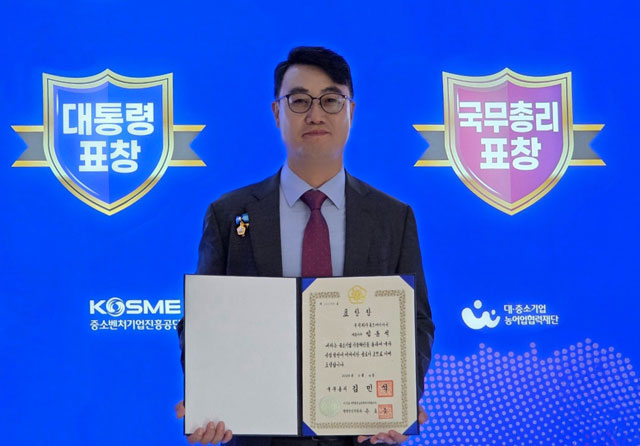 임동석 홈즈에이아이 대표가 국무총리 표창장을 들고 포즈를 취하고 있다./ 홈즈에이아이