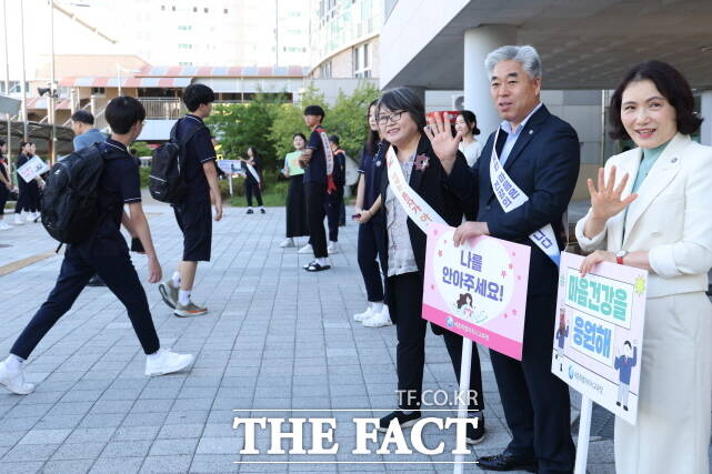 천범산 세종시교육감 권한대행(오른쪽 2번째)을 비롯한 학생과 교직원들이 5일 도담중에서 마음건강 캠페인 활동을 펼치고 있다. /세종시교육청