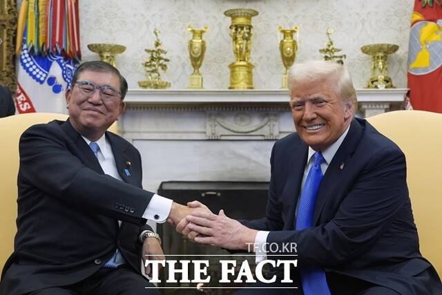 지난 2월 이시바 시게루(왼쪽) 일본 총리와 도널드 트럼프 미국 대통령이 백악관 집무실에서 회담하면서 악수하고 있다. /AP. 뉴시스