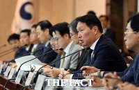  APEC 정상회의 준비회의 참석해 발언하는 최태원 회장 [포토]