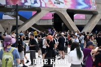  '패셔니스타 다 모였다'... 인산인해 이룬 2026 S/S 서울패션위크 [TF사진관]