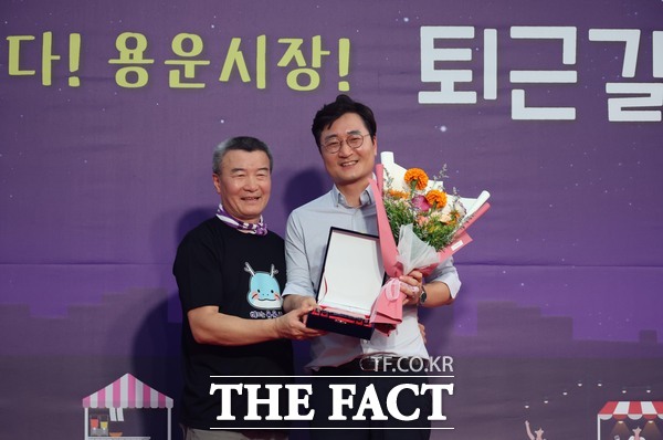 장철민 더불어민주당 의원(오른쪽)이 5일 조명곤 용운시장 상인회장(왼쪽)으로부터 시장 활성화 감사패를 전달받고 있다. /정예준 기자