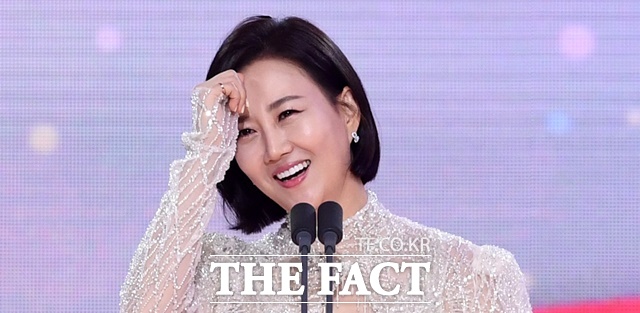 장윤정은 노래로 트로트를 살렸고, 마스터로 활약한 트로트 오디션에서는 리더십으로 트로트 확장에 기여했다는 평가를 받고 있다. 사진은 지난해 SBS '트롯 뮤직 어워즈 2024' 시상식 당시. /서예원 기자