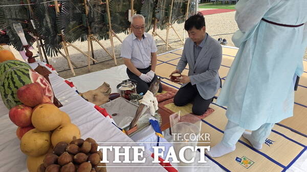 유천1구역 지역주택조합 주거복합 신축사업 착공식이 6일 유천동 339-16번지 사업 부지에서 개최된 가운데 김세중 유천1구역 지역주택조합장이 안전기원제를 지내고 있다. /정예준 기자