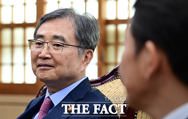 조현 외교부 장관은 미국 당국이 현지공장 건설현장에서 불법체류 단속을 벌여 한국민 300명 이상을 체포한 사건과 관련해 6일 정부서울청사에서 합동대책회의를 열고 정부가 총력을 기울여 대응키로 했다. 필요하면 워싱턴DC에 직접 가겠다고 말했다. /임영무 기자