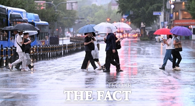 본격적으로 가을이 시작된 백로인 주말 전국은 흐리고 비가 오며 늦더위가 계속될 전망이다. /이새롬 기자