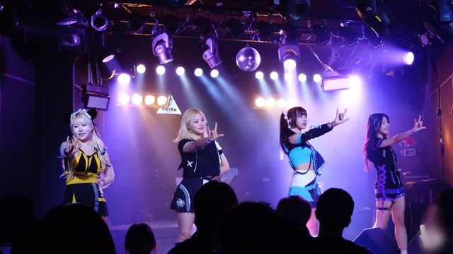 라이브 아이돌 그룹 메모리아가 서울 서교동 프리즘홀에서 공연을 펼치고 있다. 현재 홍대와 합정 신촌 인근의 라이브 클럽에서는 라이브 아이돌 공연이 가장 많이 열리고 있다./최현정 기자