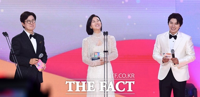 장윤정은 두 차례나 트로트를 부활시킨 주역이다. 무대 위의 장윤정은 특유의 밝고 경쾌한 창법으로 트로트의 고정관념을 허물었다. 이는 젊은 세대로까지 확산되는 계기가 됐다. /서예원 기자