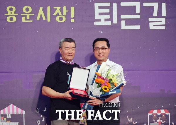 박희조 동구청장(오른쪽)이 5일 조명곤 용운시장 상인회장(왼쪽)으로부터 시장 활성화 감사패를 전달받고 있다. /정예준 기자