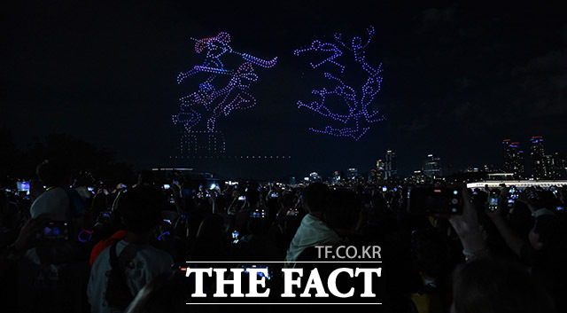 드론으로 밤하늘 수놓는 케데헌 캐릭터들.