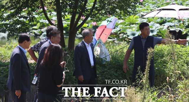 윤준병 의원과 함께 현장답사 나선 교동마을의 한 주민은 “현장에서 직접 주민과 소통하는 의원님이 계시기 때문에 앞으로 고부면의 많은 변화와 발전이 기대된다”고 기대감을 내비쳤다. / 윤준병 의원실