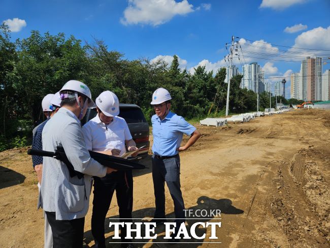 장진수 경기도 도민권익위원장이 지난 5일 고양 방송영상밸리 도시개발사업 현장을 점검하고 있다. /경기도