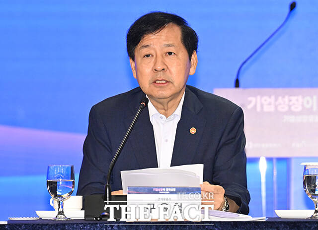 구윤철 경제부총리 겸 기획재정부 장관은 7일 KBS 일요진단에 출연해 주식 양도세 대주주 기준을 이달 안에 확정하겠다고 밝혔다. 사진은 구윤철 부총리가 지난 3일 오전 서울 중구 롯데호텔 서울에서 열린 기업성장포럼 출범식에 참석해 인사말을 하고 있는 모습. /박헌우 기자
