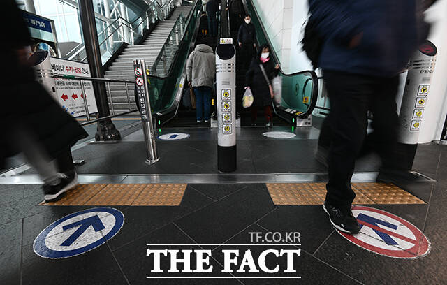 행정안전부(행안부)는 추석 연휴를 앞두고 오는 30일까지 승강기 특별점검에 나선다고 7일 밝혔다. 사진은 서울역 공항철도 대합실을 잇는 에스컬레이터 모습. /박헌우 기자