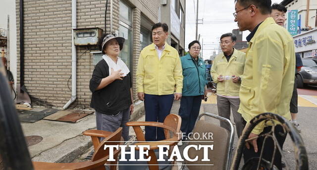 7일 오후 전북 군산시 문화동 집중호우에 따른 침수피해 현장을 찾은 김관영 전북도지사(가운데)가 피해를 호소하고 있는 군산시민들의 현장 목소리를 경청하고 있다. /전북도