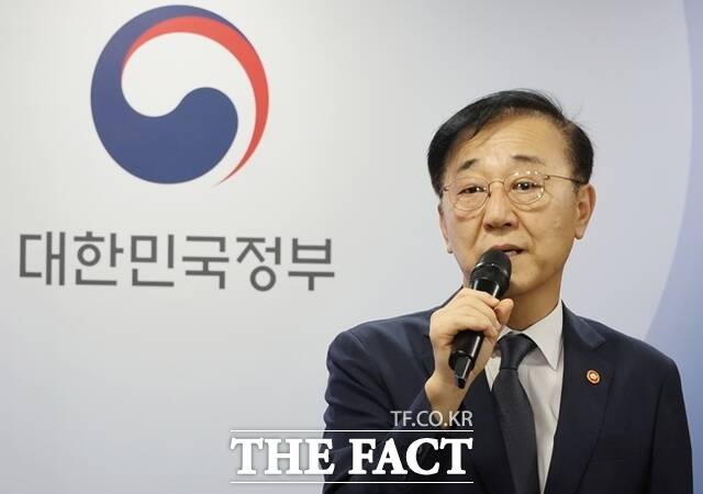 김윤덕 국토교통부 장관이 7일 서울 종로구 정부서울청사에서 주택공급 확대방안 브리핑을 하고 있다. /뉴시스