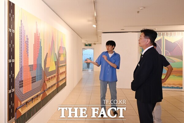 김제선 중구청장이 제1회 대전중구 미술축제 달의 뒷면을 본 자는 누구인가에 참석해 작품을 감상하고 있다./대전 중구