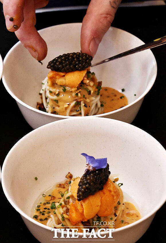 미슐랭 3스타 셰프 크리스티안 스툽(Christiaan Stoop)이 ‘거창한국수’의 메밀국수를 활용한 창의적인 요리를 만들고 있다. /거창한국수