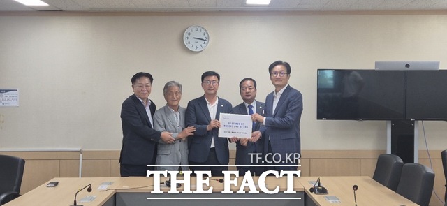 지난 5일 유의식 완주군의회 의장은 신현성 국무총리실 민정실장을 만나 완주·전주 행정통합 반대 건의문을 전달했다. /완주군의회