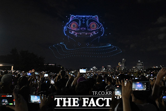 2025 한강 불빛 공연(드론 라이트 쇼)이 7일 오후 서울 광진구 뚝섬한강공원에서 열린 가운데 1,200여 대의 드론이 밤하늘을 수놓고 있다. /남용희 기자