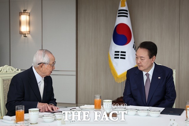 김장환 목사(극동방송 이사장)가 채상병 사건 외압 의혹을 수사하는 이명현 특별검사팀의 출석 요구에 응하지 않겠다고 밝혔다. 윤석열 전 대통령이 2022년 용산 대통령실 청사에서 열린 기독교계 원로 오찬 간담회에서 김장환 극동방송 이사장의 발언을 경청하고 있다. /대통령실 제공