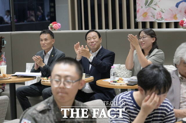해밀동 시민들과 대화를 하고 있는 최민호 세종시장 /세종시
