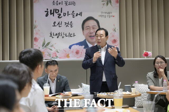 최민호 세종시장이 지난 5일 해밀동을 찾아 시장과 함께하는 1박2일을 통해 인사말을 하고 있다. /세종시