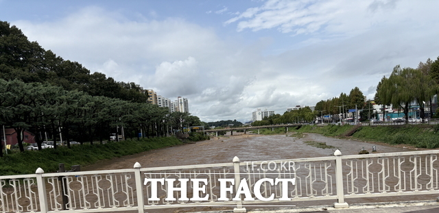 7일 오후 2시쯤 전북 전주시 진북교 주변 전주천변 산책로가 집중호우로 완전히 잠기면서 출입이 금지되고 있다. /전주=이정수 기자