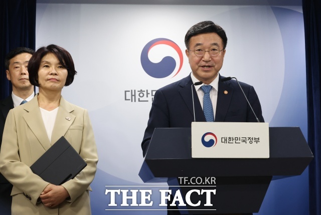 정부와 여당은 7일 검찰청을 폐지하고 중대범죄수사청(중수청)과 공소청을 각각 신설하는 정부조직 개편안을 확정했다. 윤호중 행정안전부 장관이 7일 서울 종로구 정부서울청사에서 정부조직 개편방안 등 고위당정협의회 결과 브리핑을 하고 있다. /뉴시스