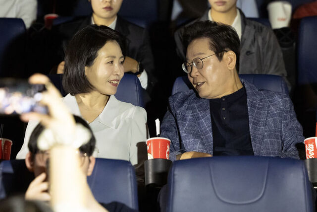 이재명 대통령(오른쪽부터)과 김혜경 여사가 6일 서울 용산의 한 영화관에서 영락보린원 원생들과 함께 한국 애니메이션 킹 오브 킹스 관람을 하고 있다. /대통령실