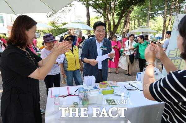 이응우 계룡시장이 5일과 6일 금암동 수변공원에서 열린 함께 두 걸음, 소통마켓에서 시민들과 소통하고 있다. /계룡시