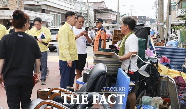7일 전북 군산시 문화동 집중호우에 따른 침수피해 현장을 찾은 김관영 전북도지사(가운데 민방위복)가 신속한 피해 복구와 종합대책 마련을 위해 군산시민들로부터 현장 목소리를 경청하고 있다. /전북도