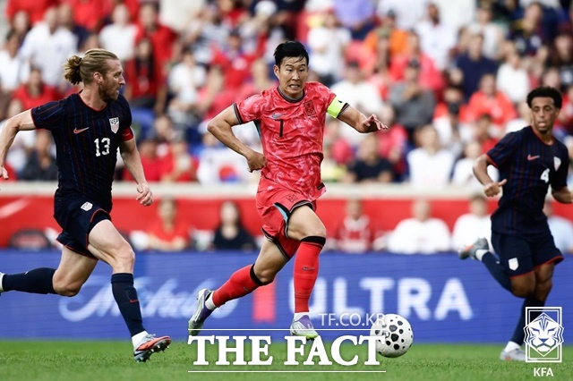 미국 선수 두 명을 따돌리는 손흥민의 드리블 돌파 장면./KFA