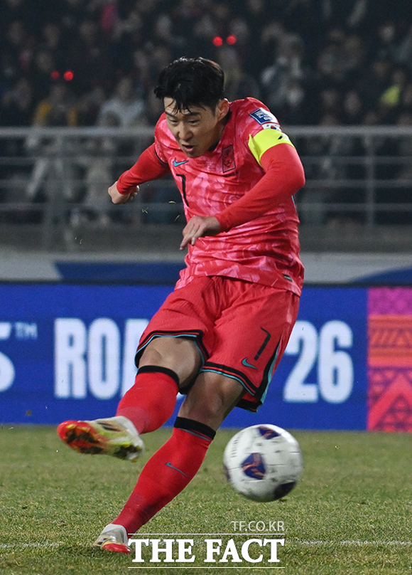 한국축구대표팀의 캡틴 손흥민이 왼발 슛으로 미국전 선제골을 터뜨렸다. 이동경이 추가골을 터뜨리며 11년 전 0-2 패배의 설욕전에 나서고 있다./박헌우 기자