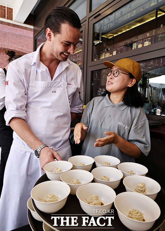 ‘거창한국수’의 김상희 대표(오른쪽)와 미슐랭 3스타 셰프 크리스티안 스툽(Christiaan Stoop)이 거창한국수를 활용한 메뉴에 대해 이야기를 나누고 있다. /거창한국수