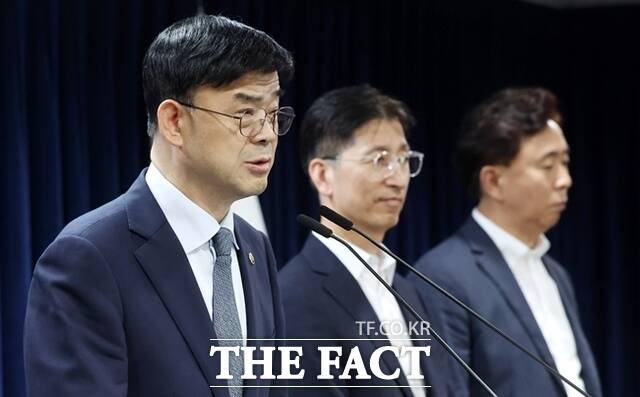 이상경 국토교통부 제1차관이 지난달 21일 오후 서울 종로구 정부서울청사에서 외국인 토지거래허가구역 지정 관련 브리핑을 하고 있다. /뉴시스