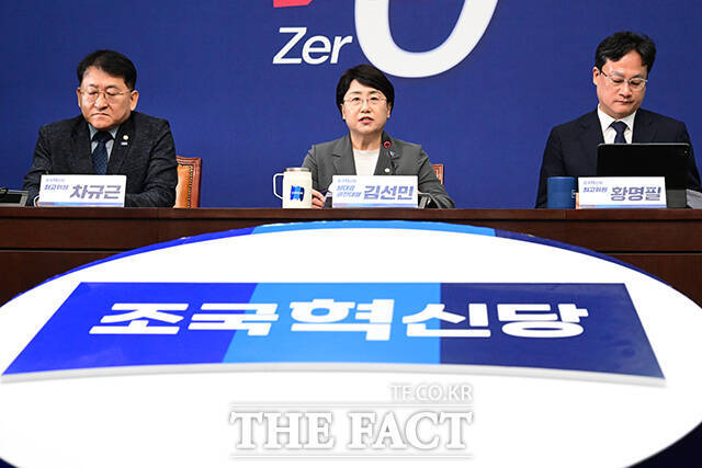 김선민 대표 권한대행 등 조국혁신당 지도부는 7일 서울 여의도 국회에서 기자회견을 열고 사의를 밝혔다. 사진은 지난 5일 김선민 조국혁신당 대표 권한대행(가운데)이 이날 서울 여의도 국회에서 열린 성비위 사건 관련 기자간담회에 참석해 모두발언을 하는 모습. /남윤호 기자