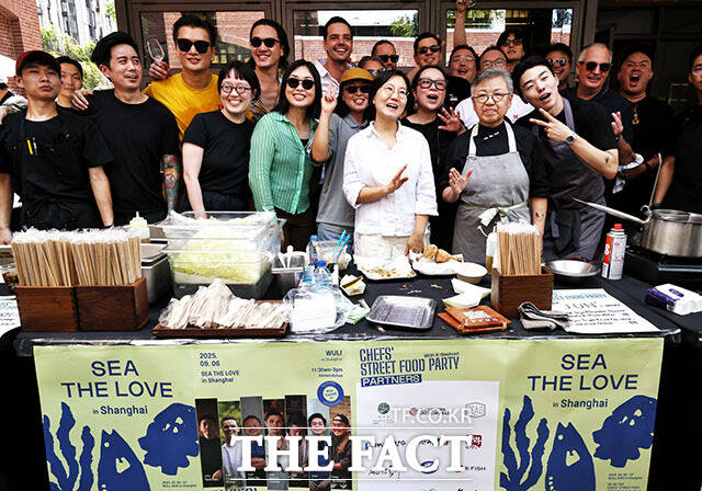 국내 국수 브랜드 거창한국수가 6일 중국 상하이 중심가에 위치한 퓨전 한식 레스토랑 WULI(우리)와 NABI(나비)에서, 대한민국 음식문화와 친환경 수산물 K-씨푸드의 우수성을 세계 시장에 알리기 위한 행사에 참석해 큰 관심을 모았다. 사진은 행사에 참석한 셰프 및 관계자들이 기념 사진을 찍는 모습. /거창한국수