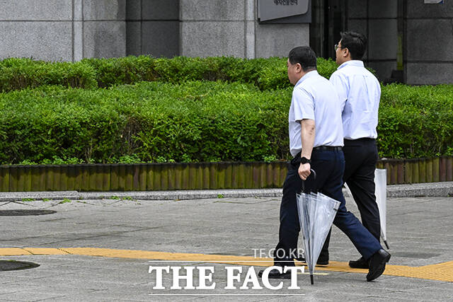 한 주의 시작인 월요일 8일은 경남권과 제주를 중심으로 가끔 비가 내리는 곳이 있겠고, 오전에는 전남권에 밤부터는 전북과 경북권에 비가 내리는 곳이 있겠다. 가뭄으로 재난 사태가 선포된 강릉은 이날 강수확률이 20% 이하를 보이며 비 소식은 없을 것으로 예보됐다. /장윤석 기자