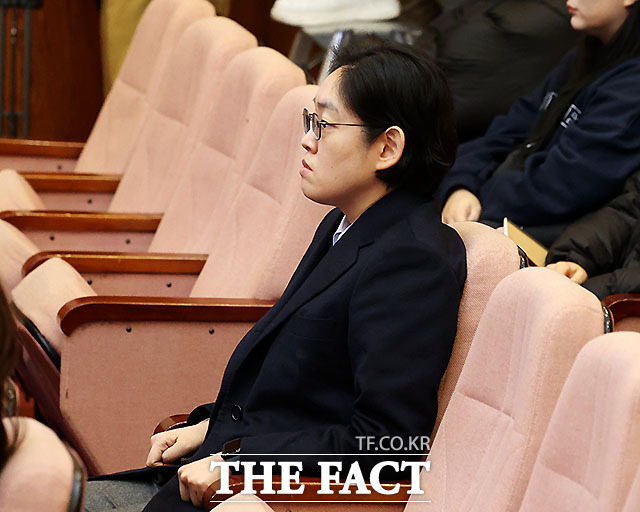 국민의힘 조지연 의원이 13일 오전 서울 종로구 헌법재판소에서 열리는 윤석열 대통령 탄핵심판 8차 변론을 방청하기 위해 입장해 있다. <2025.2.13 사진공동취재단>