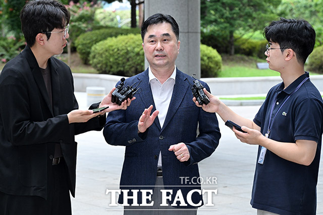 김종민 무소속 의원이 7일 오후 서울 서초구 서울고등검찰청 청사에 마련된 내란 특검 사무실에 참고인 신분으로 출석하며 취재진의 질문에 답하고 있다. /남용희 기자