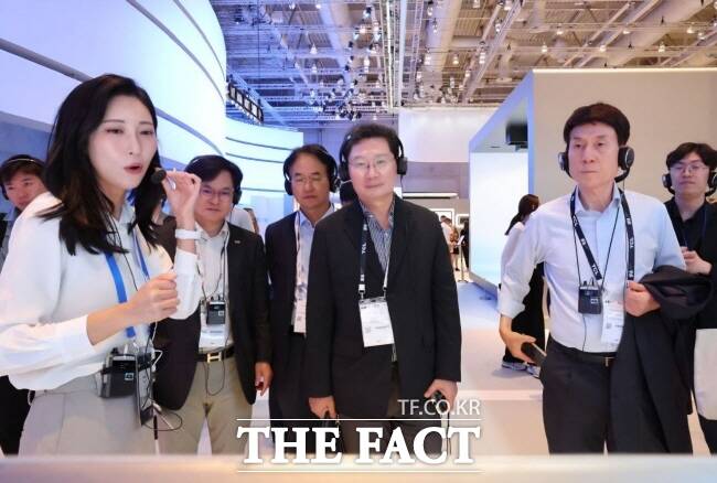 이상일(가운데) 용인시장이 IFA 삼성전자관에서 혁신제품을 살펴보며 설명을 듣고 있다. /용인시