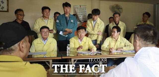 7일 전북 군산시 문화동 집중호우에 따른 침수피해 현장을 찾은 김관영 전북도지사(가운데)가 신속한 피해 복구와 종합대책 마련을 위해 군산시민들로부터 현장 목소리를 경청하고 있다. /전북도