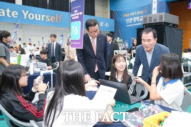 제4회 인공지능 로봇 끝장 개발(해커톤) 한마당에서 김지철 교육감이 대회에 참가한 학생들을 격려하고 있다. /충남교육청