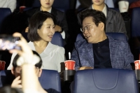  李, '어쩔수가없다' 박찬욱 감독 격려…
