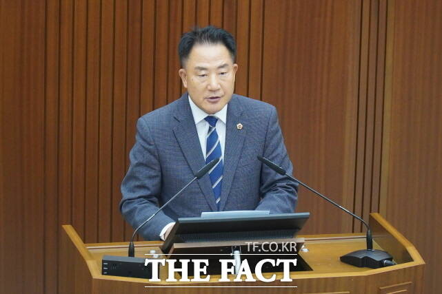 상병헌 세종시의원이 8일 본회의장에서 열린 세종시의회 제00회 임시회 제2차 본회의에서 사직을 발표하고 있다. /김형중 기자